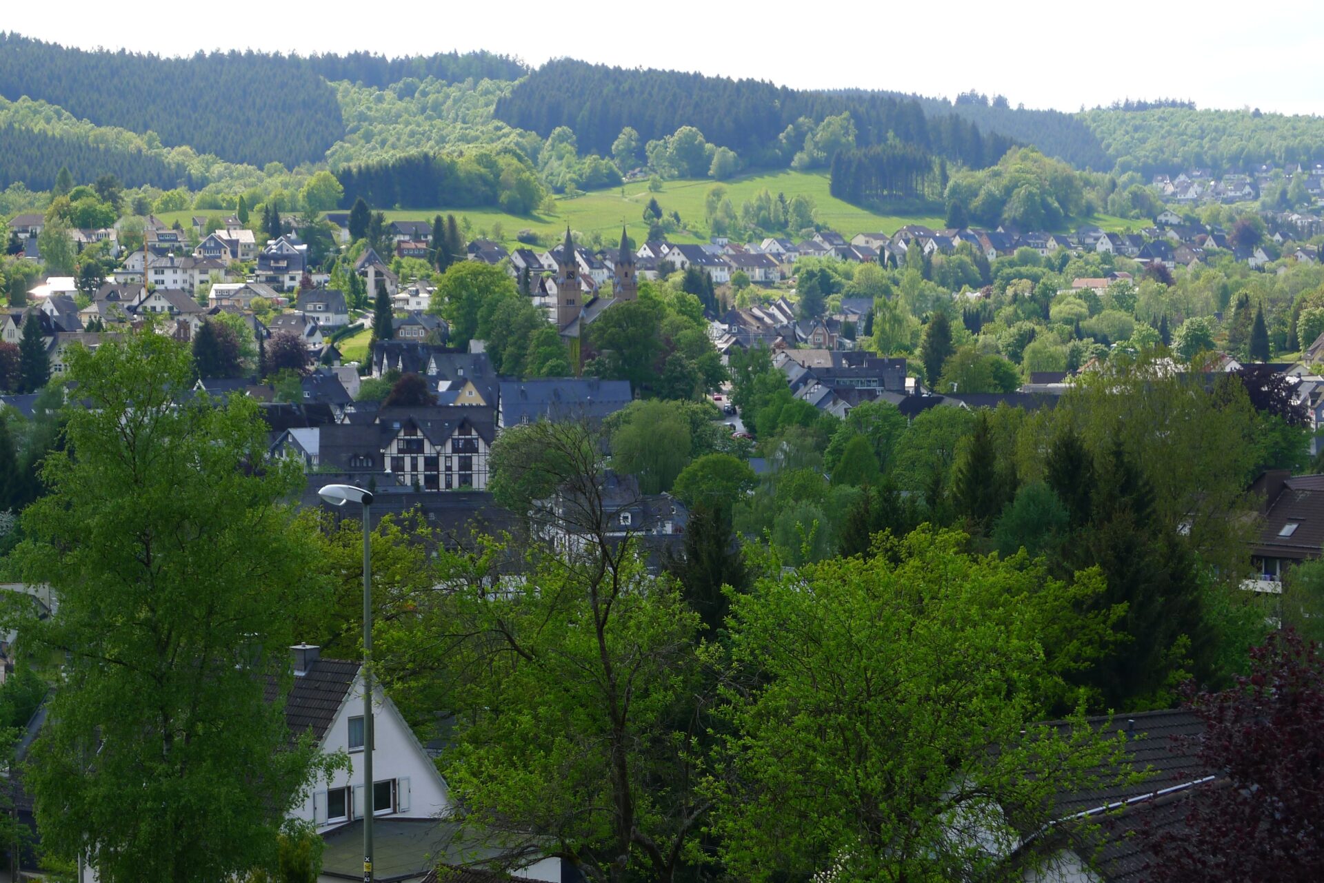 Blick über Hilchenbach mit bewaldeten Hügeln