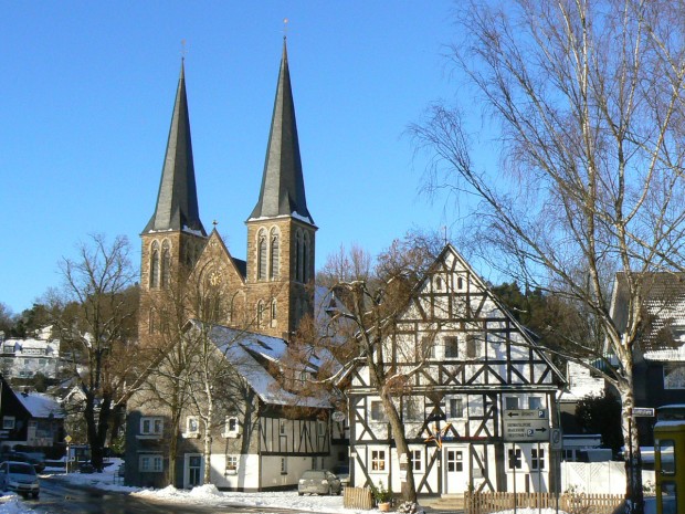Kirche mit Doppeltürmen und Fachwerkhäuser in Netphen im Winter