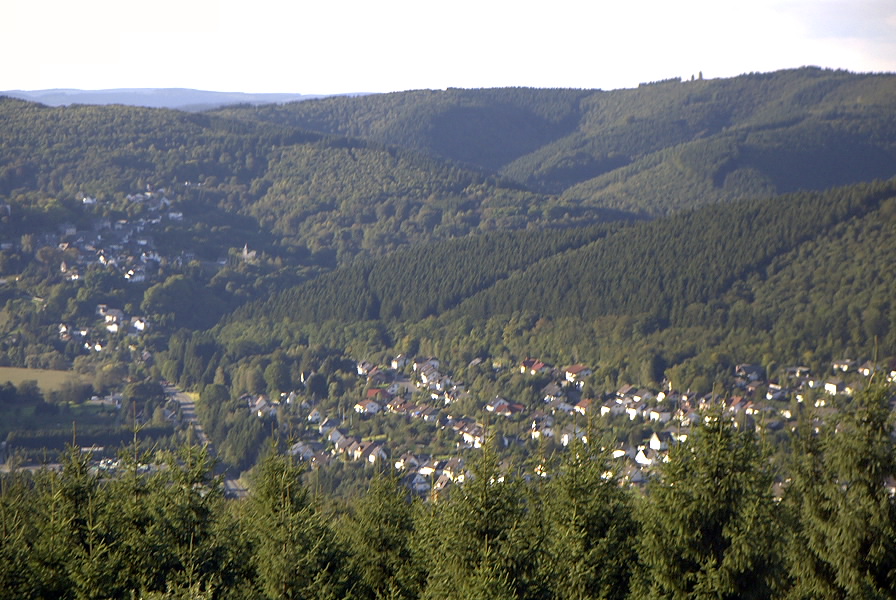 Blick auf Kirchen an der Sieg zwischen bewaldeten Hügeln