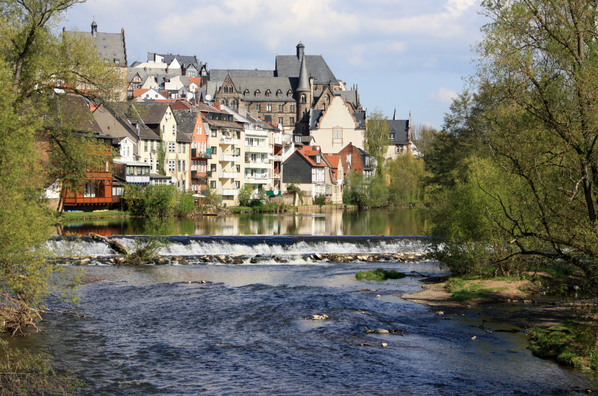 Blick über die Lahn auf die Marburger Altstadt
