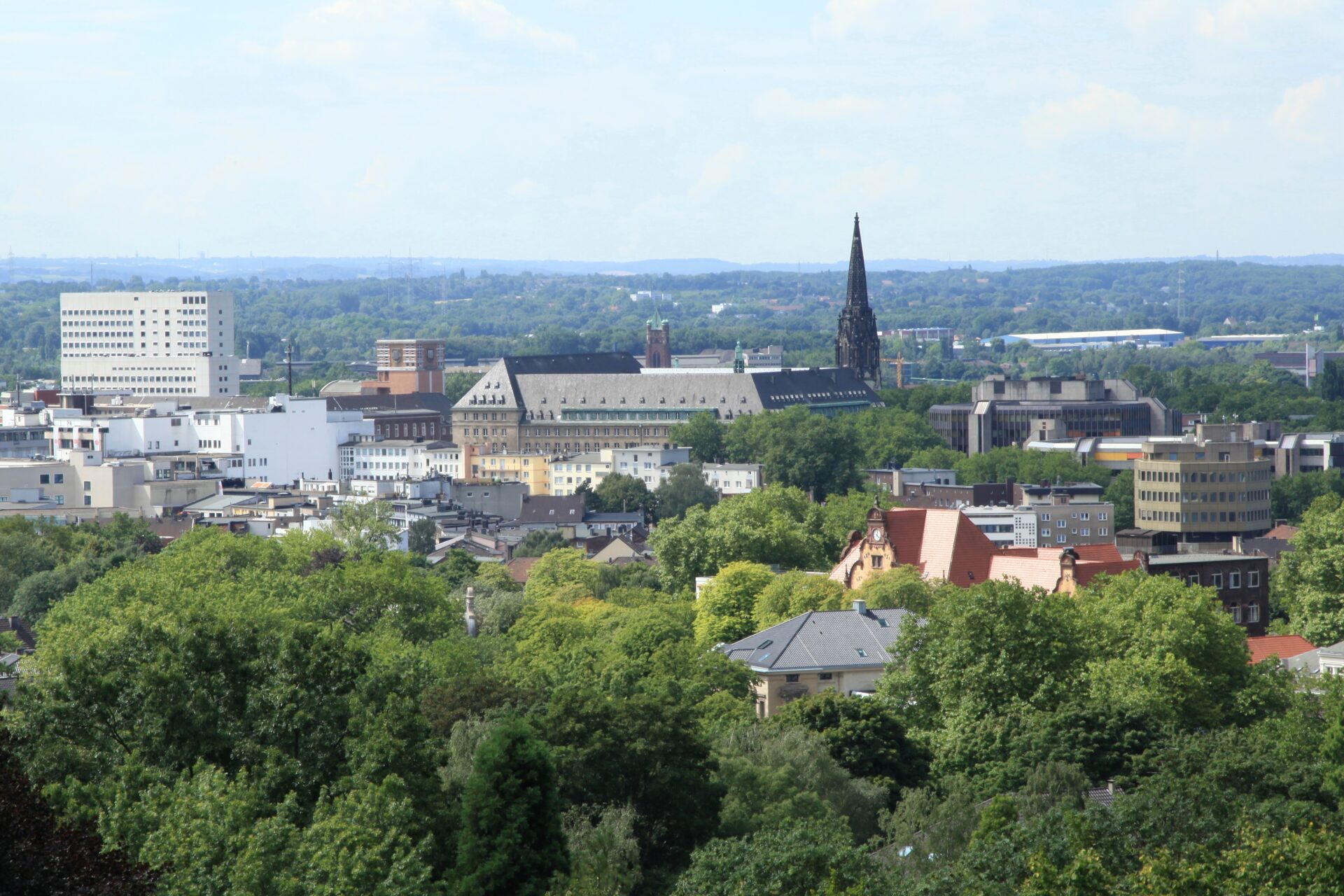 Blick auf das historische Bochumer Rathaus und die Christuskirche, als Symbol für anspruchsvolle Fassadenreinigung und Denkmalpflege.