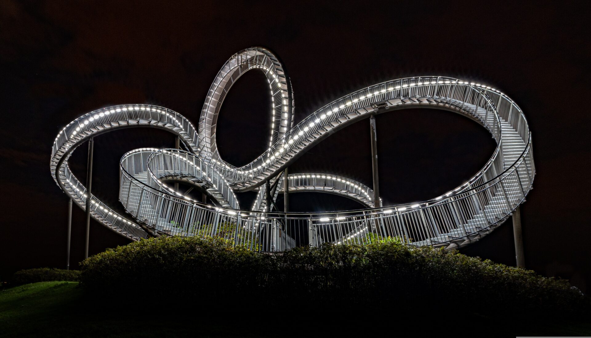 Die begehbare Achterbahn-Skulptur Tiger and Turtle auf einer Heinrich-Hildebrand-Höhe in Duisburg, fotografiert bei bewölktem Himmel.