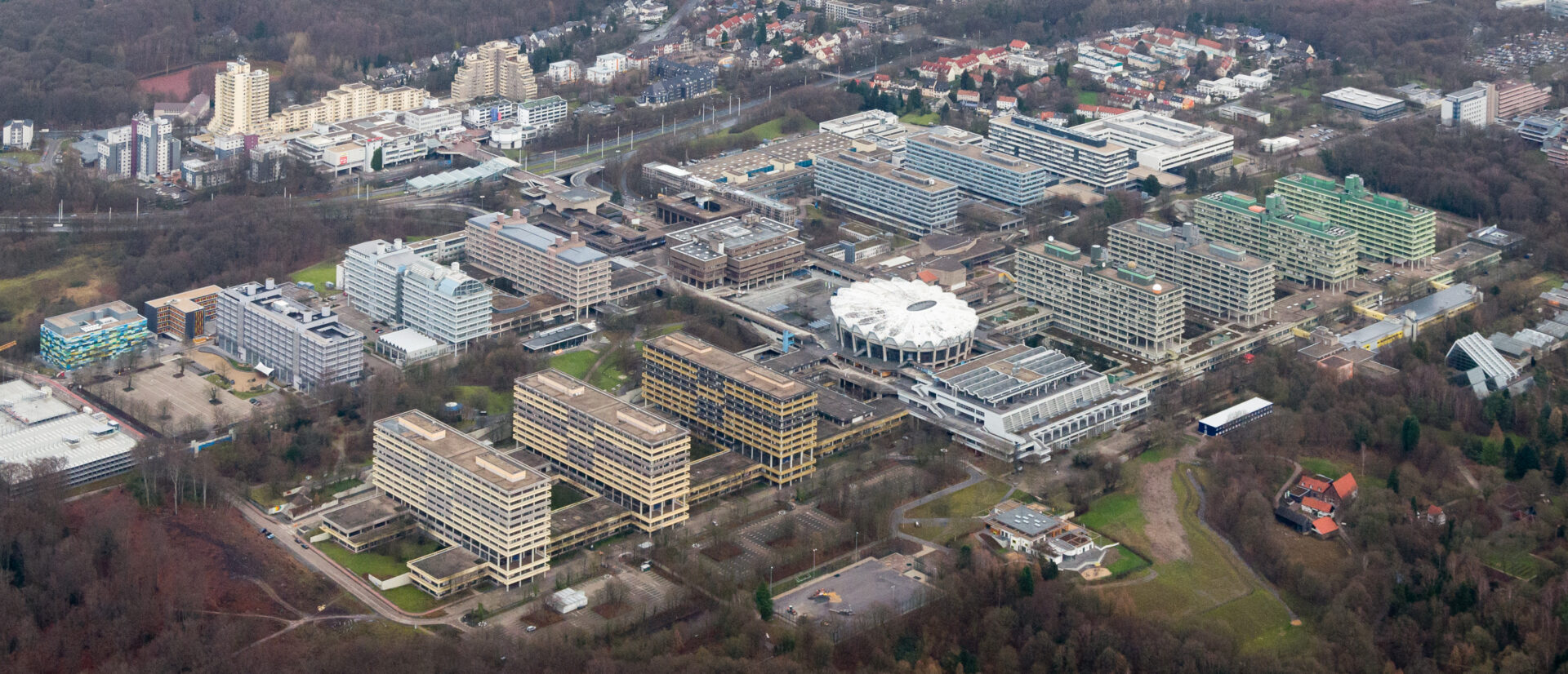 universität bochum Großflächige Luftaufnahme des Campus der Ruhr-Universität Bochum als Beleg für unsere regionale Präsenz im Ruhrgebiet.
