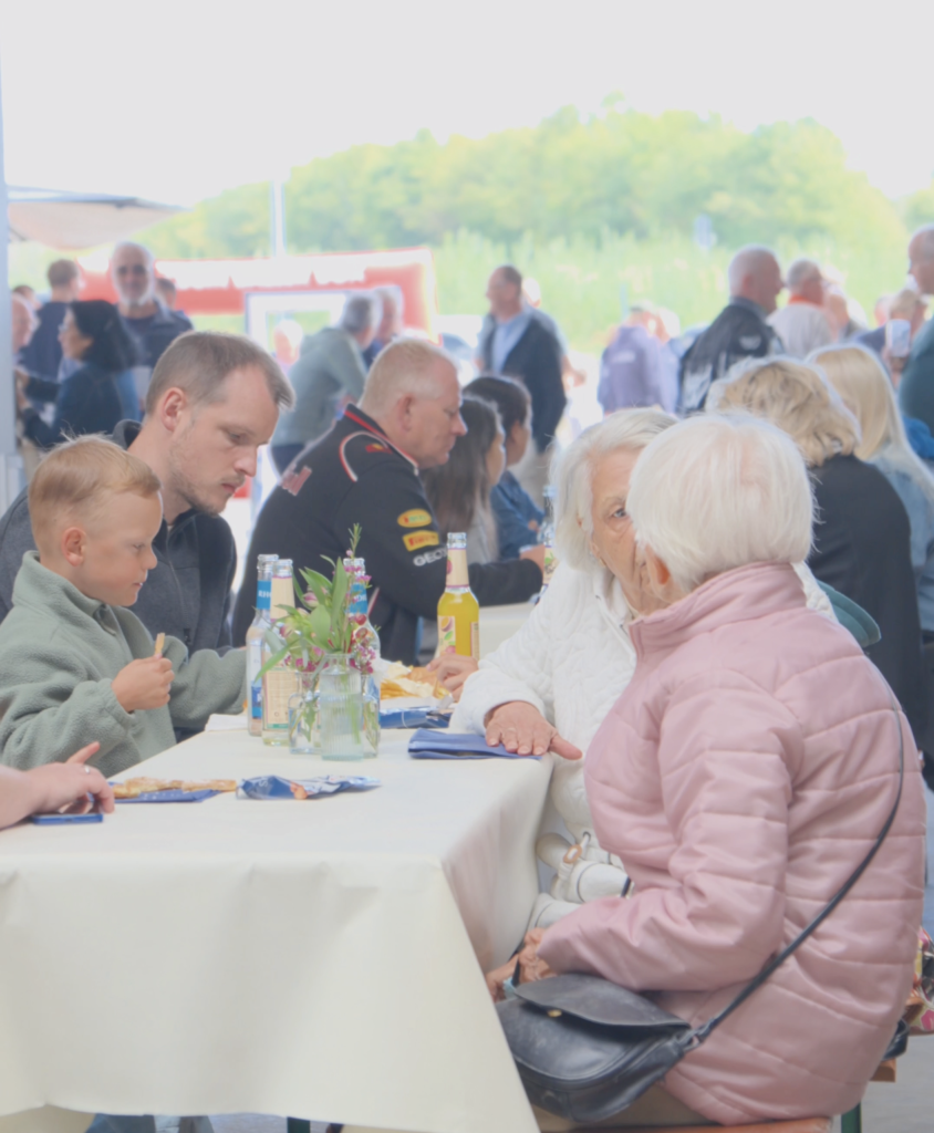 Menschen sitzen bei FeBa fröhlich am Tisch