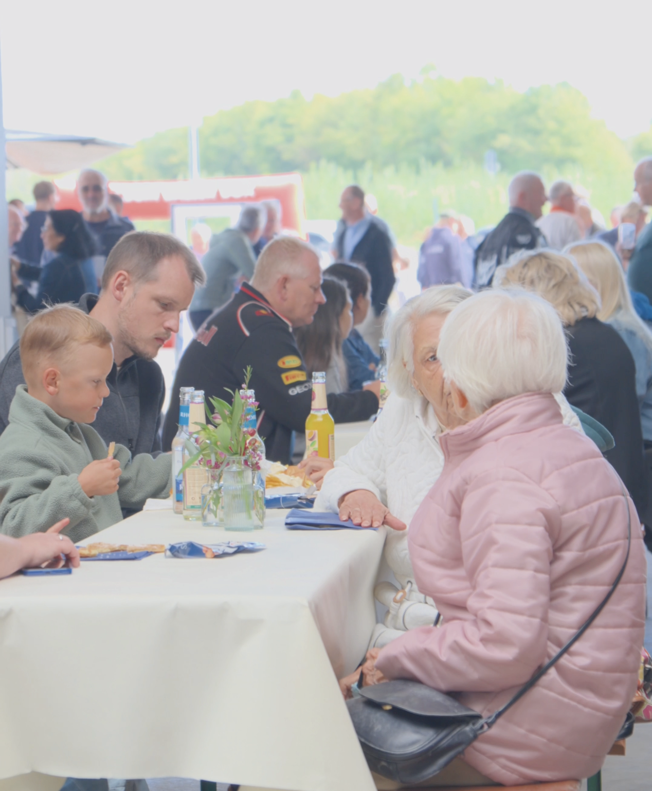 Menschen sitzen bei FeBa fröhlich am Tisch